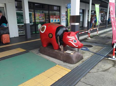 会津若松駅入口に展示の赤い牛・赤べこ 赤べこ,牛,置物の写真素材