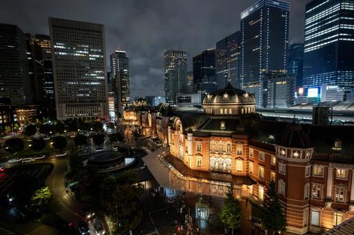 東京駅 丸の内駅舎 ビル,夜景,曇天の写真素材