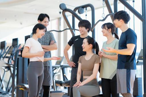 スポーツジムでトレーニングをする若い男女 スポーツジム,フィットネス,ダイエットの写真素材