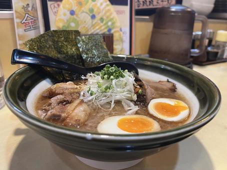 豚骨醤油ラーメン アップ 豚骨醤油ラーメン アップの写真