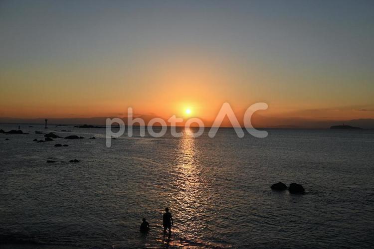 葉山 森戸海岸の夕暮れ 葉山,夕暮れ,シルエットの写真素材