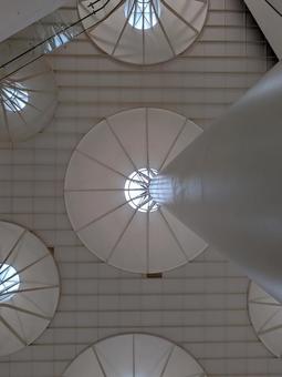 光のパラソルと白い柱 沖縄県立博物館,白,柱の写真素材