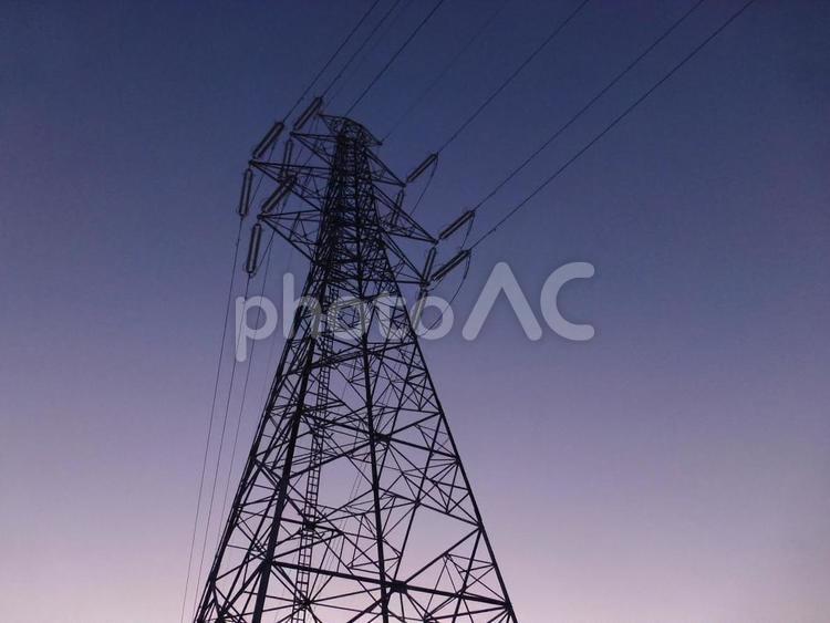夕暮れの高圧電線 電圧,電気,パワーの写真素材