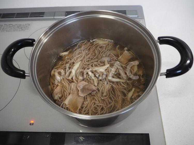肉蕎麦を作る（家庭料理） 自家製,肉,蕎麦の写真素材