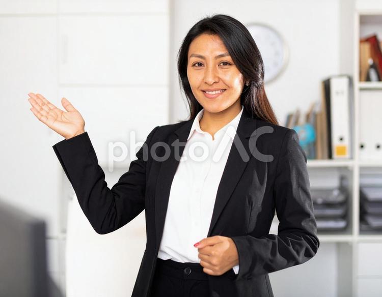 スーツ姿の案内する女性 スーツ,女性,ビジネスの写真素材