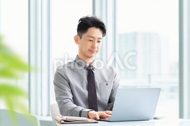 パソコンを使う男性ビジネスマン 男性,パソコン,ビジネスの写真素材