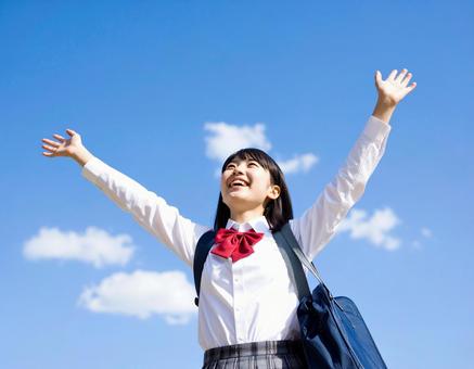 青空の下伸び伸びとする女の子 青空の下伸び伸びとする女の子の写真