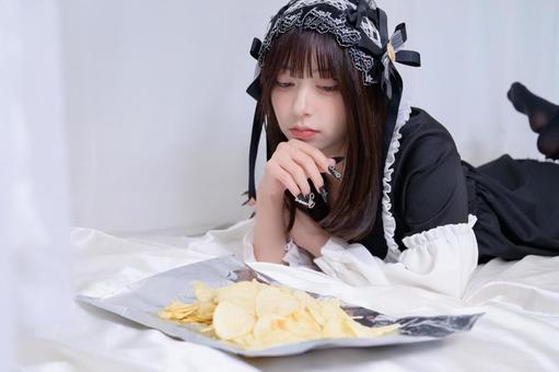 お菓子を食べるか悩む地雷系女子 お菓子を食べるか悩む地雷系女子の写真