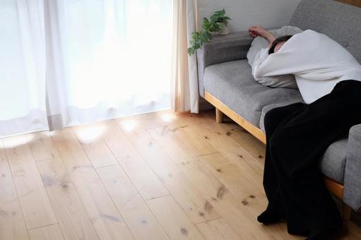 ソファーで休む40代女性 不安,失敗,苦しいの写真素材