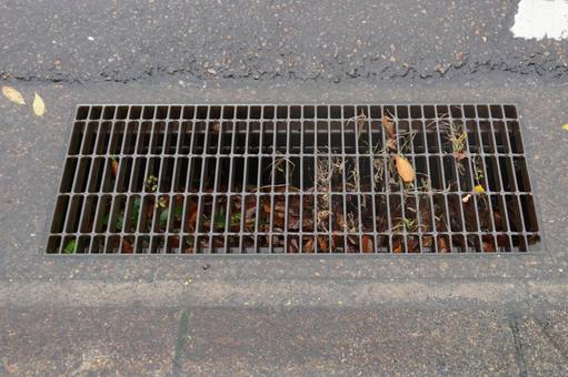 道路のグレーチング（雨）03 グレーチング,側溝の蓋,鉄の写真素材