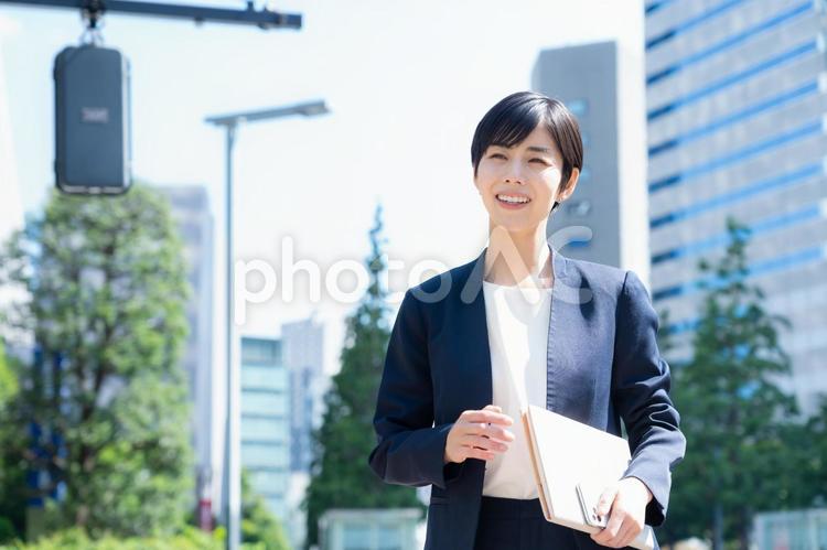 オフィス街で働く若いビジネスウーマン ビジネス,女性,ビジネスウーマンの写真素材