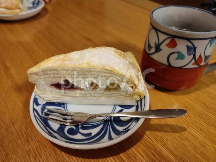コーヒーカップとフルーツミルクレープ ディナー,ランチ,美味しそうの写真素材