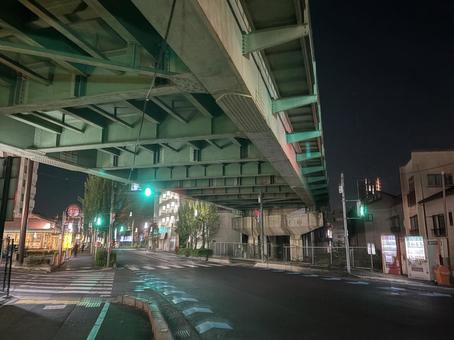 緑に染まった高架橋 交差点,夜景,高架橋の写真素材