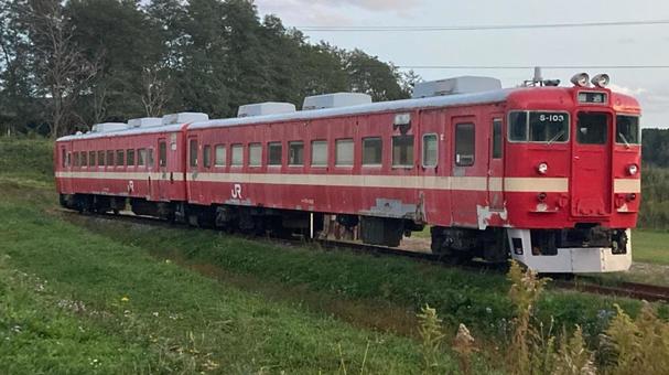 赤い廃車になった電車 赤い廃車になった電車の写真