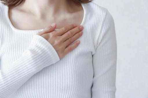 胸に手を当てる女性　メンタル メンタル,心,気持ちの写真素材