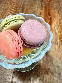 器に盛り付けたマカロン 03 器に盛り付けたマカロン 03 マカロン,macaron,スィーツの写真素材
