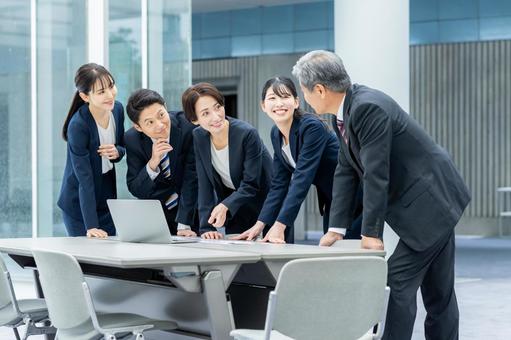 打ち合わせするビジネスパーソン ミーティング,笑顔,チームワークの写真素材