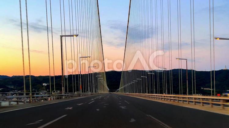 朝焼けの明石海峡大橋を車でドライブ 明石海峡大橋,朝焼け,大橋の写真素材