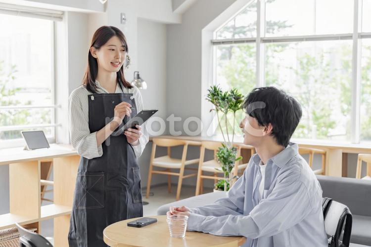 オーダーをとる店員 カフェ,ウエイトレス,オーダーの写真素材