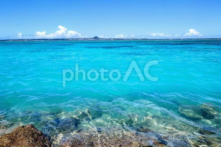 この海の向こうが伊江島1 海,エメラルドグリーン,きれいな海の写真素材