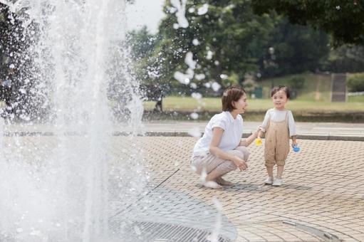親子 ポートレート 噴水 親子 ポートレート 噴水の写真