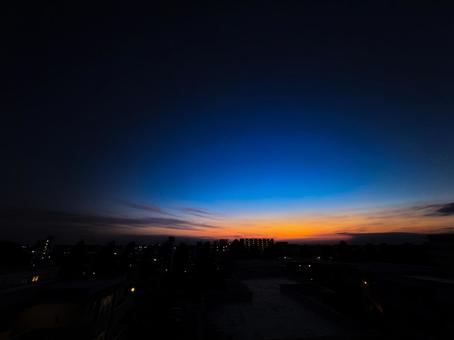夜明け前の空とシルエット 夜明け前の空とシルエットの写真