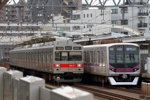 複々線区間での各駅停車の並走、高津駅 複々線区間での各駅停車の並走、高津駅 東急電鉄,東急,田園都市線の写真素材