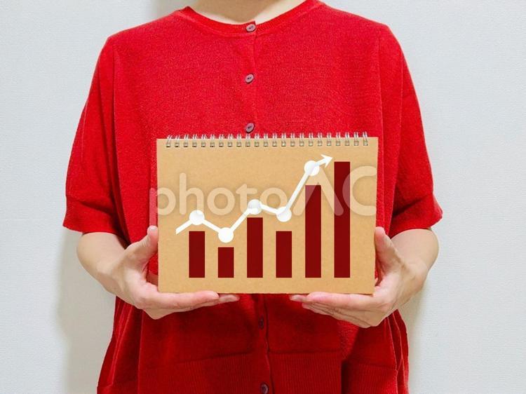 上昇中のグラフが書かれたノートを持つ女性 グラフ,女性,業績の写真素材