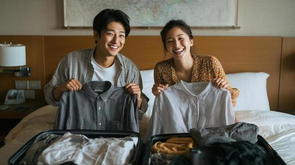 旅行準備を楽しむカップル 旅行準備を楽しむカップルの写真