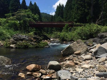 赤い橋のかかる渓流 赤い橋のかかる渓流 森,緑,森林の写真素材