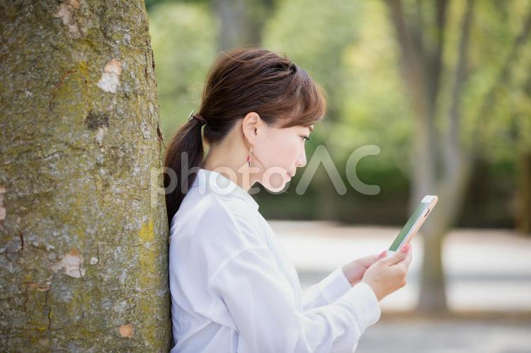 スマホを見るビジネスウーマン スマホ,困る,悲しいの写真素材