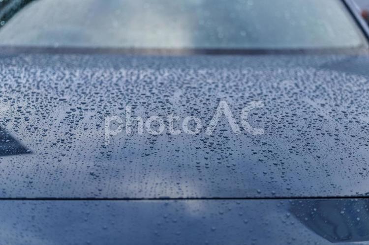 雨に濡れた自動車 フロント,水滴,水の写真素材