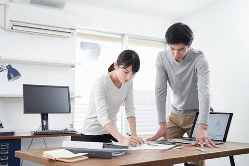 Designer having a meeting in the office, JPG Designer having a meeting in the office, डिजाइन विकलांग, जापानी, आदमी, JPG