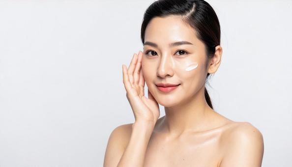 肌にクリームを塗る若い女性 肌にクリームを塗る若い女性の写真