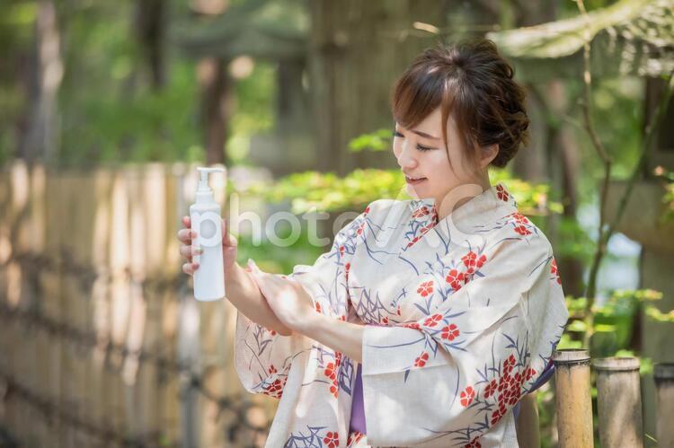 浴衣姿の女性 浴衣姿の女性 日焼け止め,虫除け,浴衣の写真素材