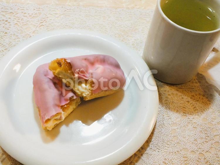 ストロベリーエクレアと煎茶 エクレア,おやつ,お菓子の写真素材