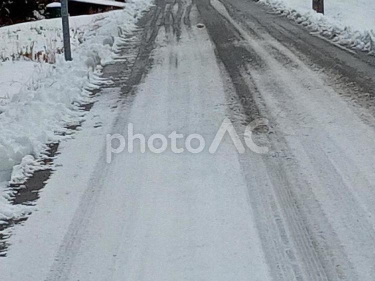 雪が積もった道路 積雪,雪,風景の写真素材