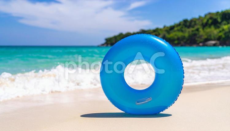 夏のビーチと浮き輪のある風景 ビーチ,海,夏の写真素材