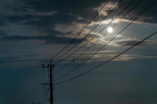 月と電柱 月,月明かり,月光の写真素材