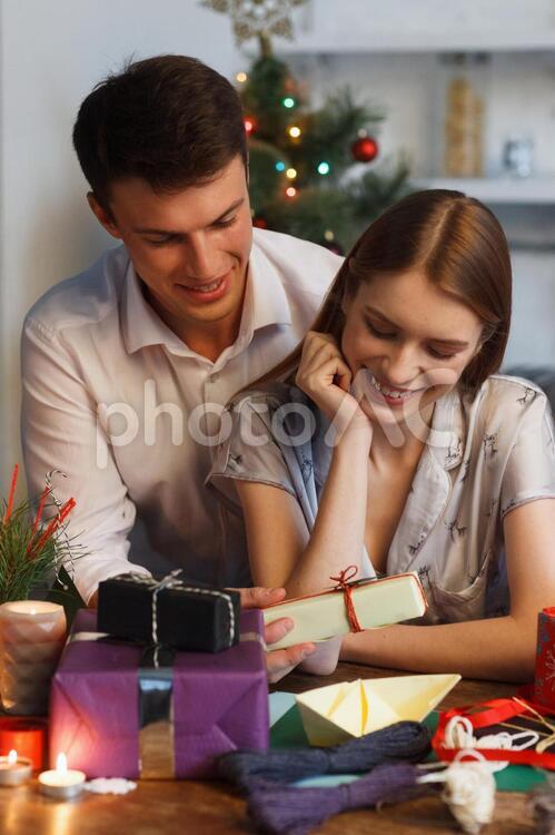 クリスマスのカップル1 クリスマス,カップル,夫婦の写真素材