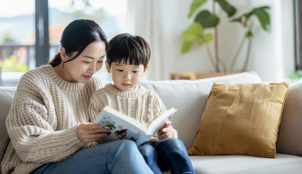 母と息子のくつろぎ読書ナチュラルな暮らし 母と息子のくつろぎ読書ナチュラルな暮らしの写真