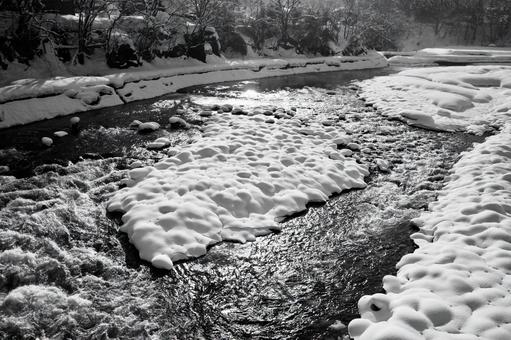 雪の白川郷 雪の白川郷 白黒,川,庄川の写真素材