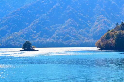 奥日光の紅葉（中禅寺湖、男体山） 紅葉,秋,風景の写真素材