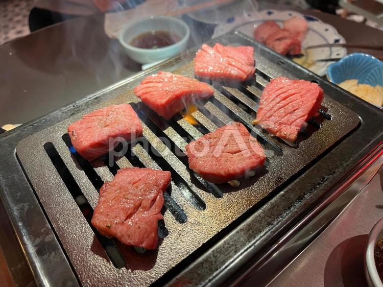 鉄板の上の焼き肉 焼き肉,お肉,肉の写真素材