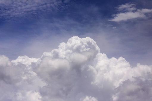 サンパウロの夏の青空と雲 サンパウロの夏の青空と雲 夏の雲,ブラジル,夏のイメージの写真素材