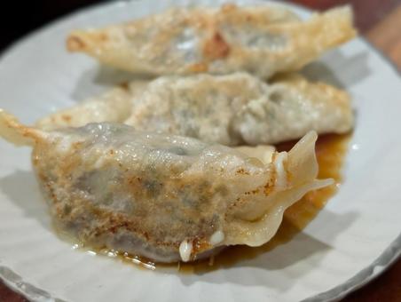 皿の上の餃子 皿の上の餃子の写真