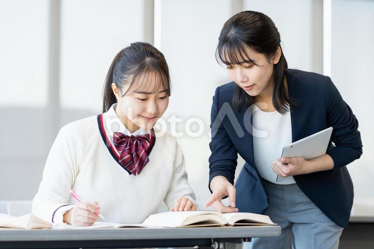 塾で勉強する高校生と先生 塾,高校生,受験の写真素材
