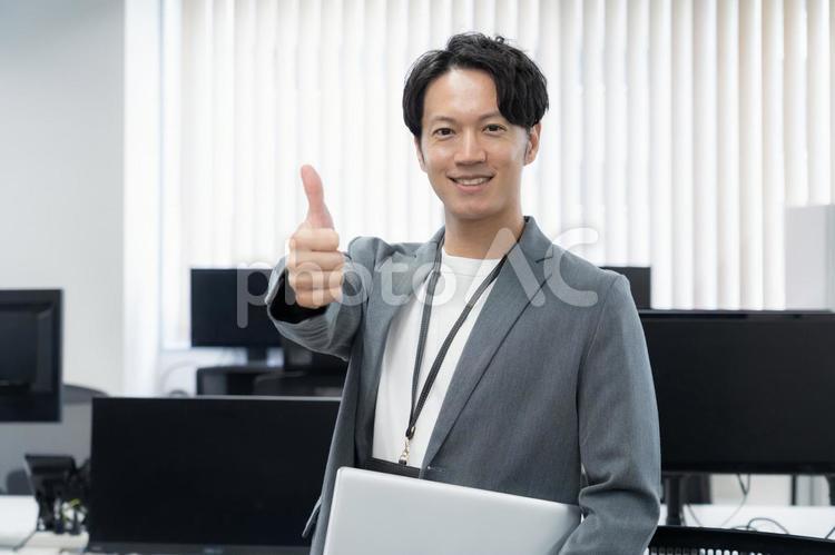 オフィスカジュアルの若い男性エンジニア ビジネス,オフィス,エンジニアの写真素材