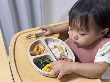 ご飯を食べる子供のイメージ ご飯を食べる子供のイメージ 子供,ポテト,コーンの写真素材