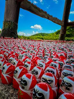 だるまと青空 だるま,達磨,ダルマの写真素材